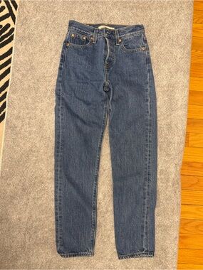 Levis Wedgie size 23